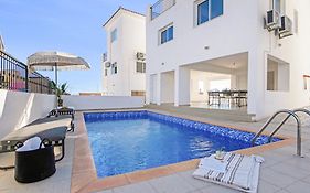 Sanders White Mountains Pool Villas
